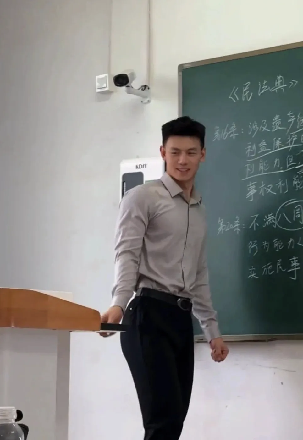 被抓拍的成都研究生下课还卷健身大长腿谁看了不迷糊？