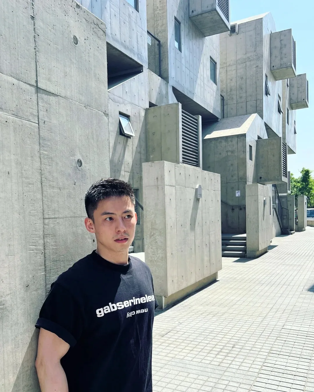 斯文寸头学生 boy 露大 jio 秀胸肌，硬汉形象疑似在卖腐?!