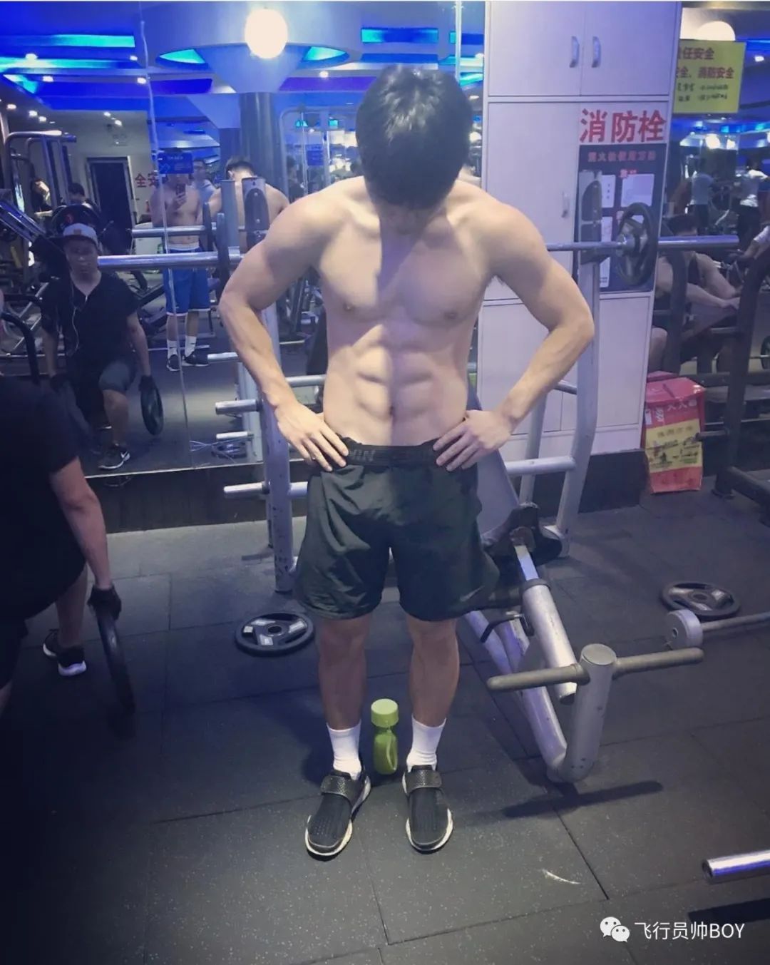 湖工大体育生更衣室换衣服被拍，新疆小伙太招女记者了！