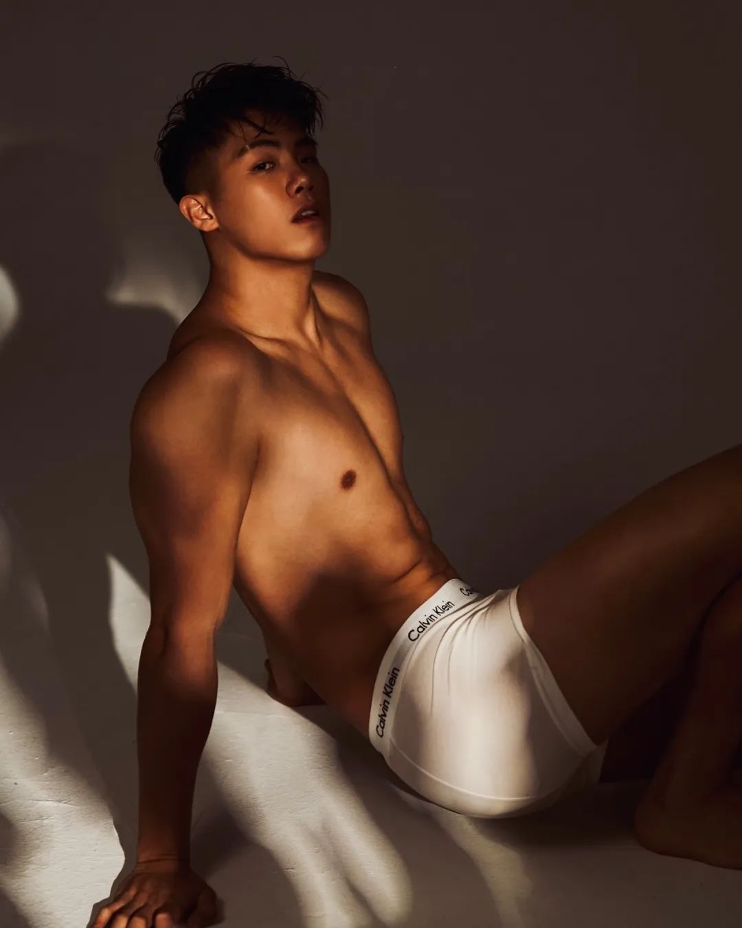 唱歌难听？！穿 CK 爱秀内裤边的男网红翻车了