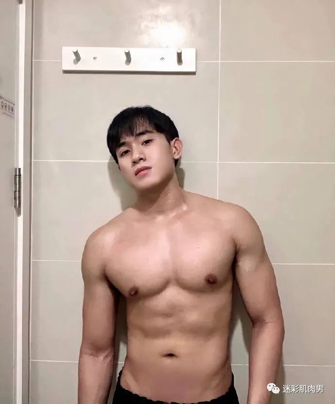 健身教练穿紧身裤身材魁梧想去上他课啦
