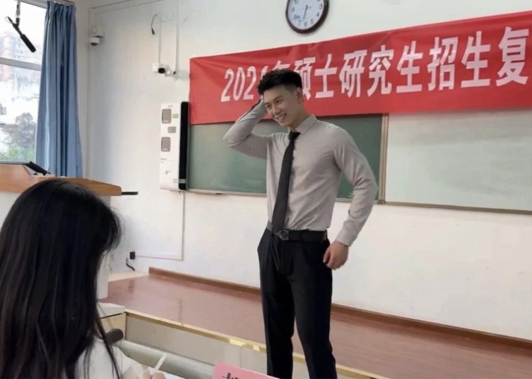 被抓拍的成都研究生下课还卷健身大长腿谁看了不迷糊？