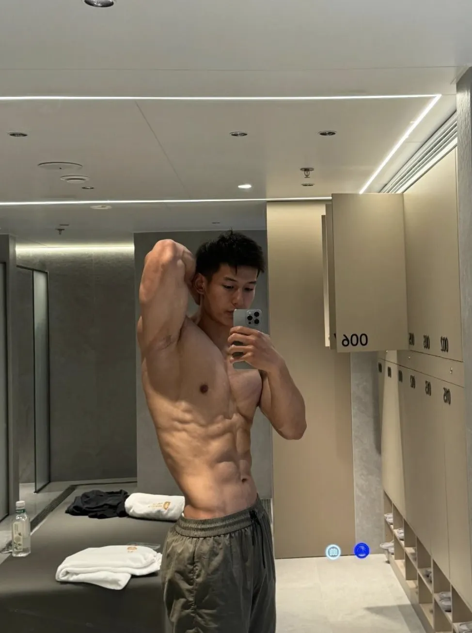 更衣室自拍的黑皮男腹肌太顶，比体育生还有市场！