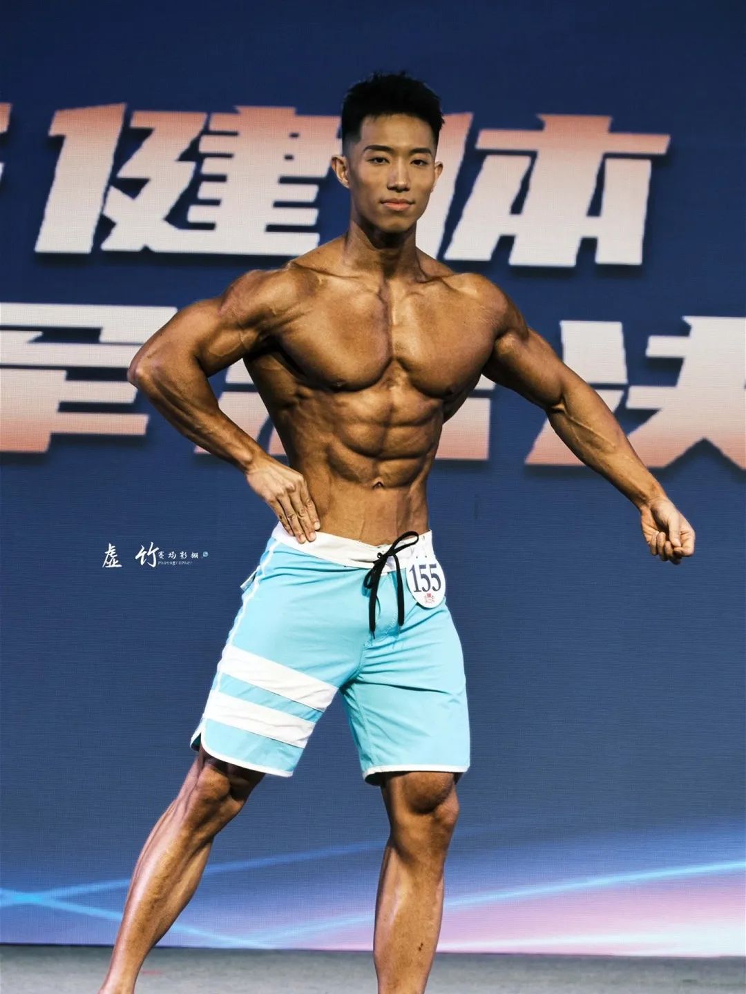 健身型男的拉丝胸肌和巧克力腹肌！