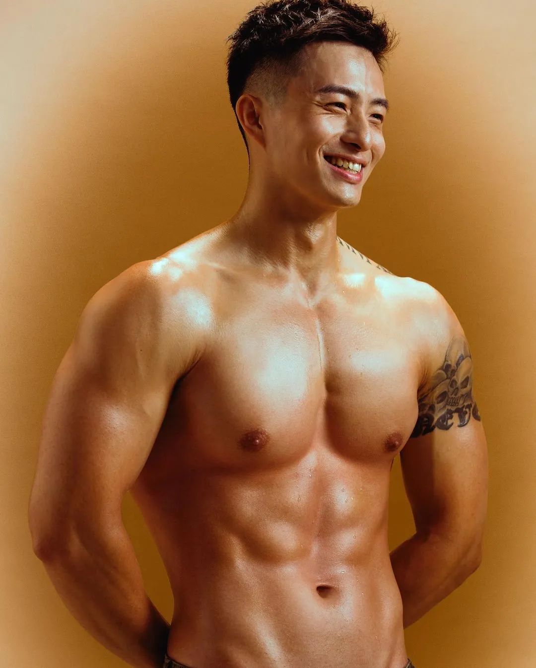 阳光 Boy：Shawn 的肌肉线条和笑容真是顶不住！