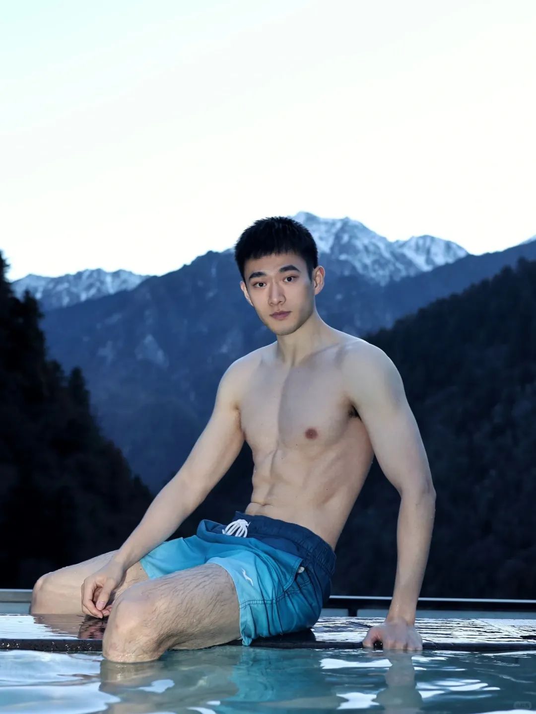 阳光正装小哥哥！腹肌有多惊艳