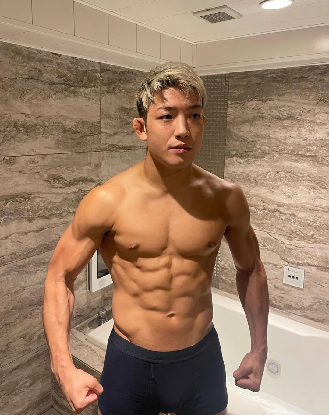 亚洲最帅格斗运动员，两万块竟“卖”断直男下海路？