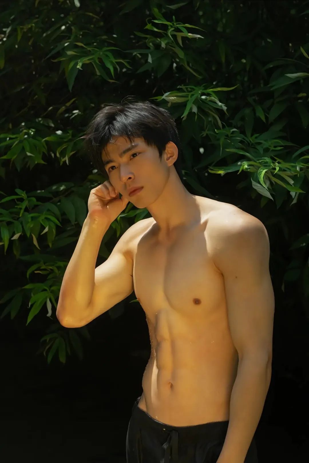 湖南薄肌少年不穿衣服夏日玩水，太美了