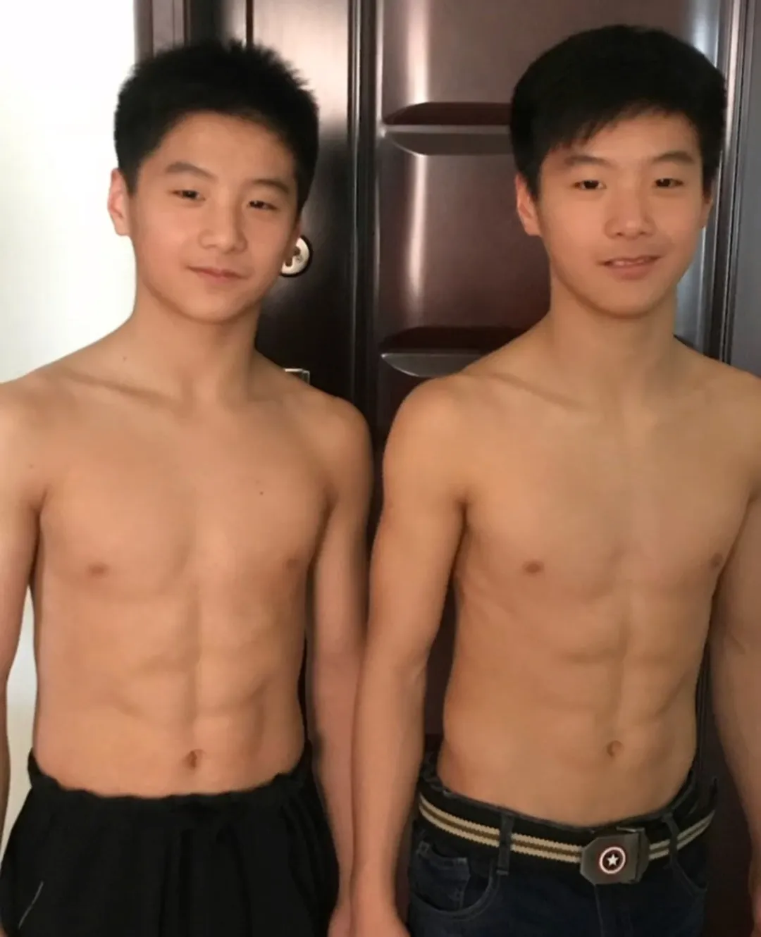 双胞胎跳水运动员姚泽霖，穿太少自拍引发热议！他的肌肉身材让人赞叹不已