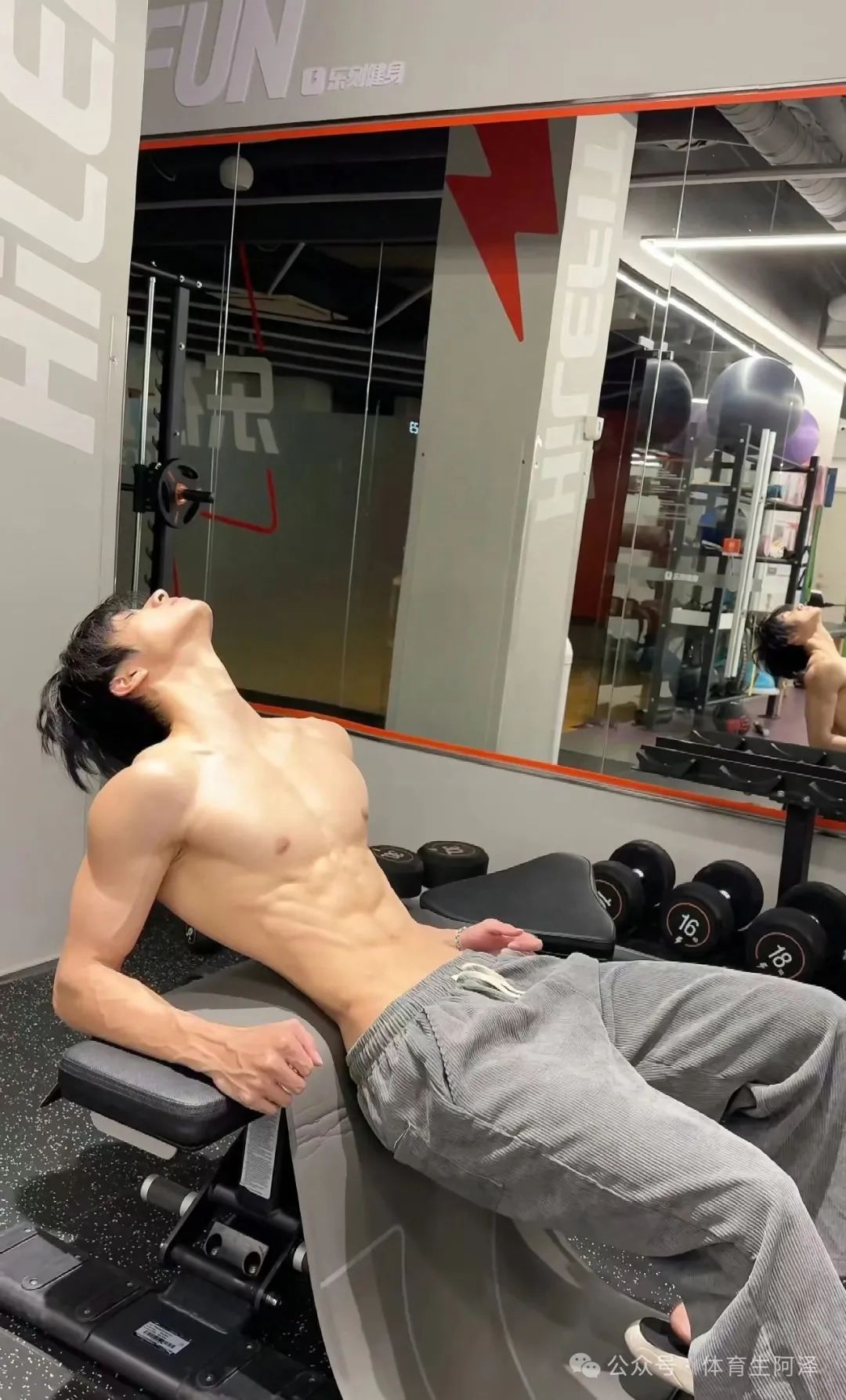 宽肩窄腰大狼狗，掌管腹肌的神......