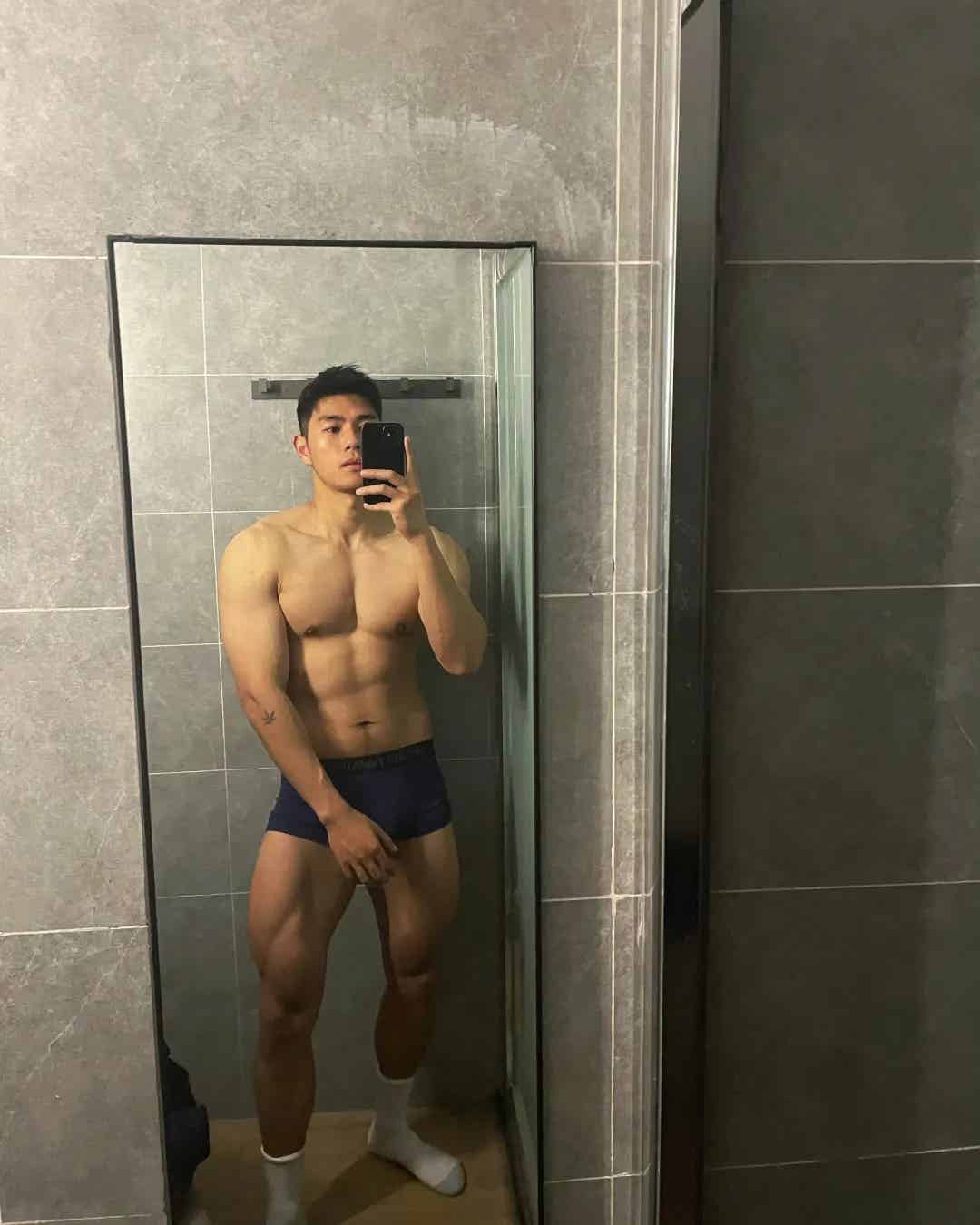 黝黑硬自拍照来袭，叉腿样子真帅呀！