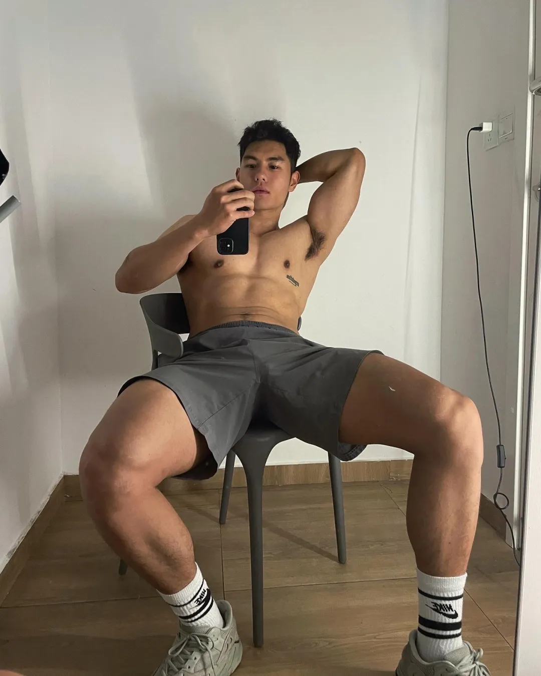 黝黑硬自拍照来袭，叉腿样子真帅呀！