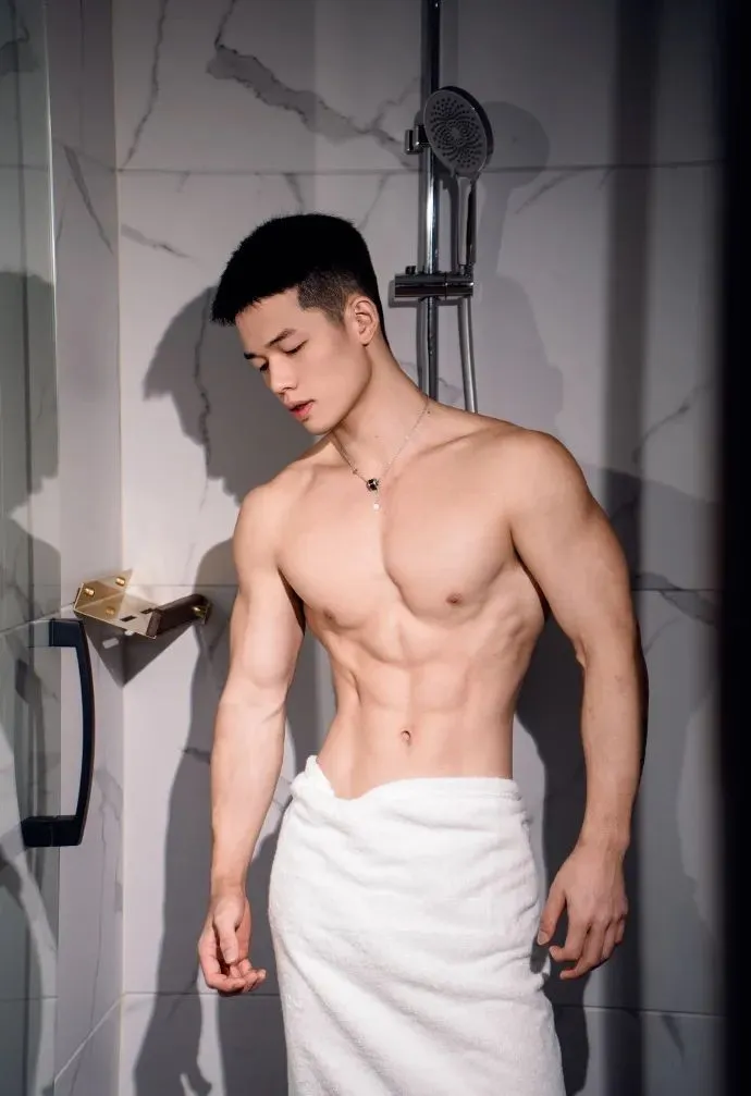 摄影师镜头下的肌肉男沐浴写真