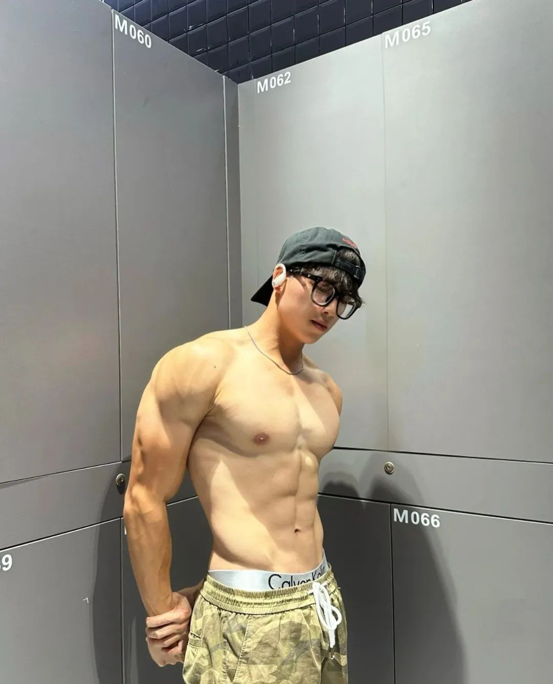 178cm 冷白皮腹肌帅哥，显眼包大！