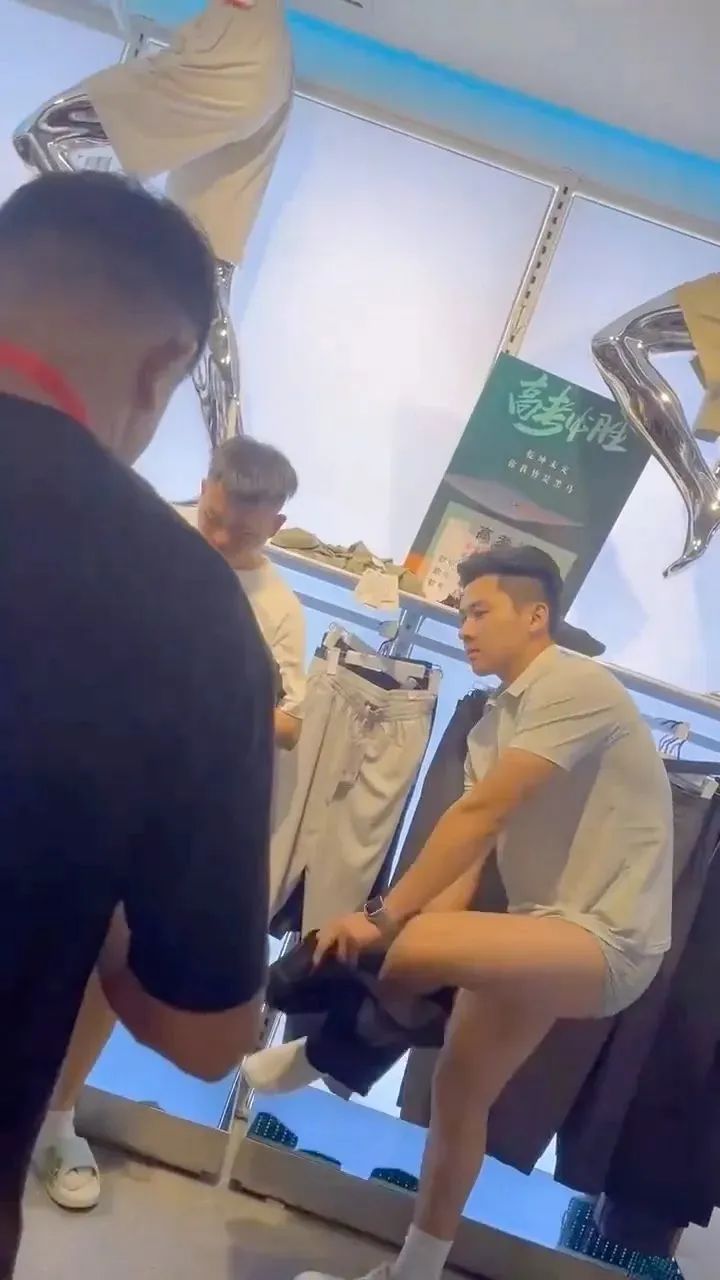 帅小伙当众换裤子火了：网友直呼“也太帅了吧！