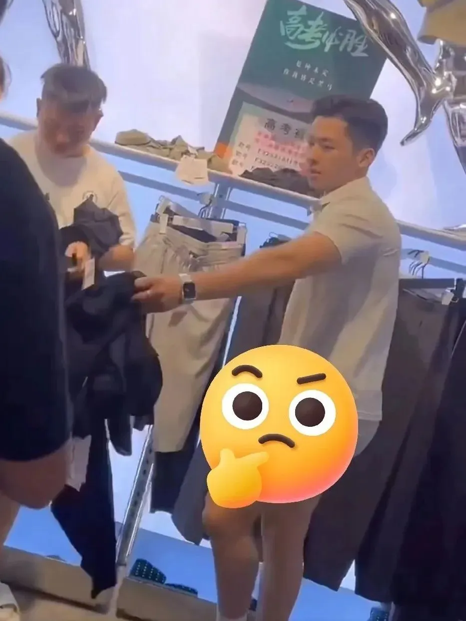 帅小伙当众换裤子火了:网友直呼“也太帅了吧! 帅小伙当众换裤子火了:网友直呼“也太帅了吧!