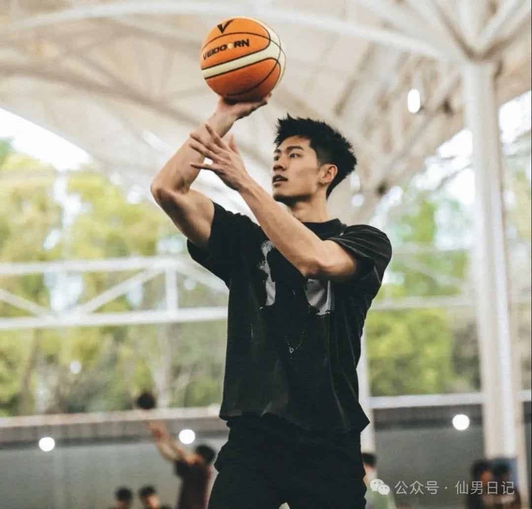 被孟子义表扬的体育生!在直播间里秀腹肌做惩罚…… 被孟子义表扬的体育生!在直播间里秀腹肌做惩罚……