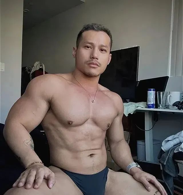 超爱穿低腰超小三角泳裤的肌肉网红 翘臀丁字写真全曝光