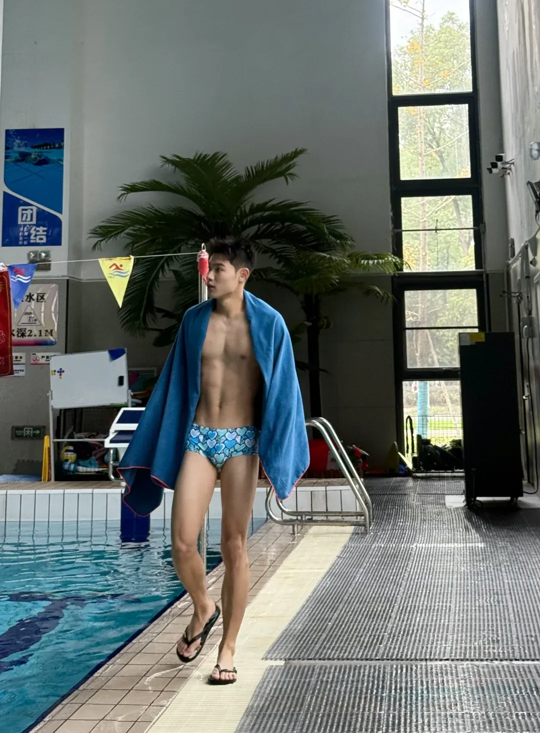 183cm 游泳体育生，帅脸 + 完美腹肌，这身材谁能拒绝？