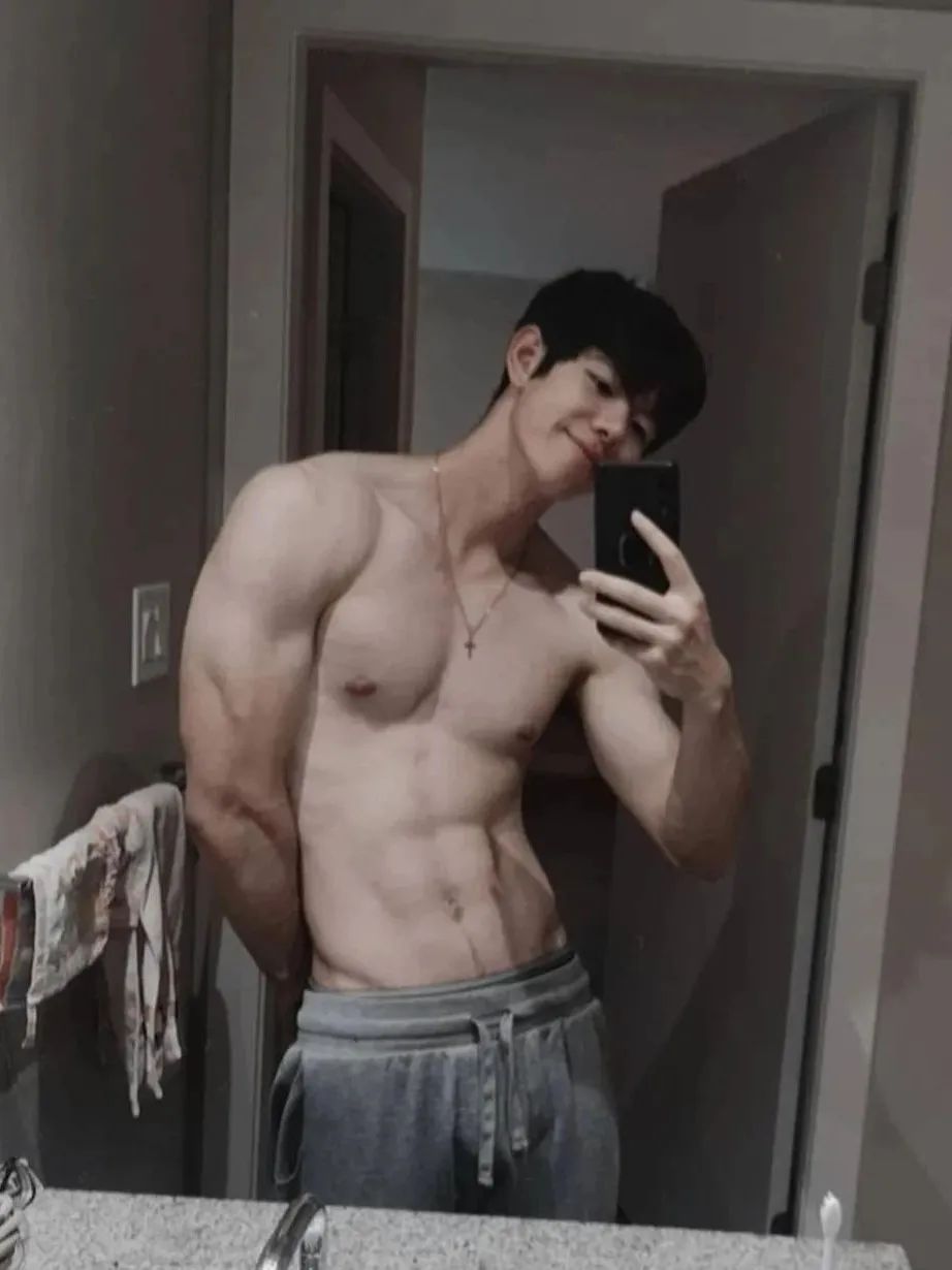 190CM 肌肉护士小哥哥脱衣自拍，简直让人心跳加速！