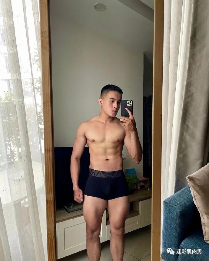 健身教练穿紧身裤身材魁梧想去上他课啦