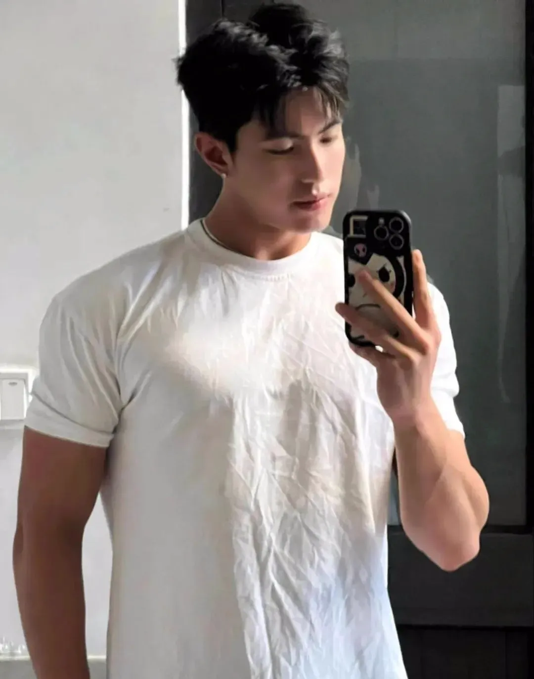 19 岁腱子肉痞帅男孩子的魅力密码，英气颜值 + 健康肤色，看了都想恋爱！