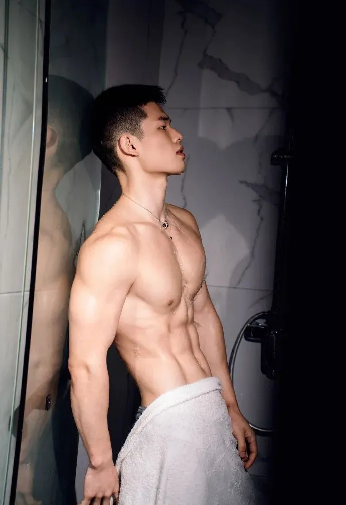 摄影师镜头下的肌肉男沐浴写真