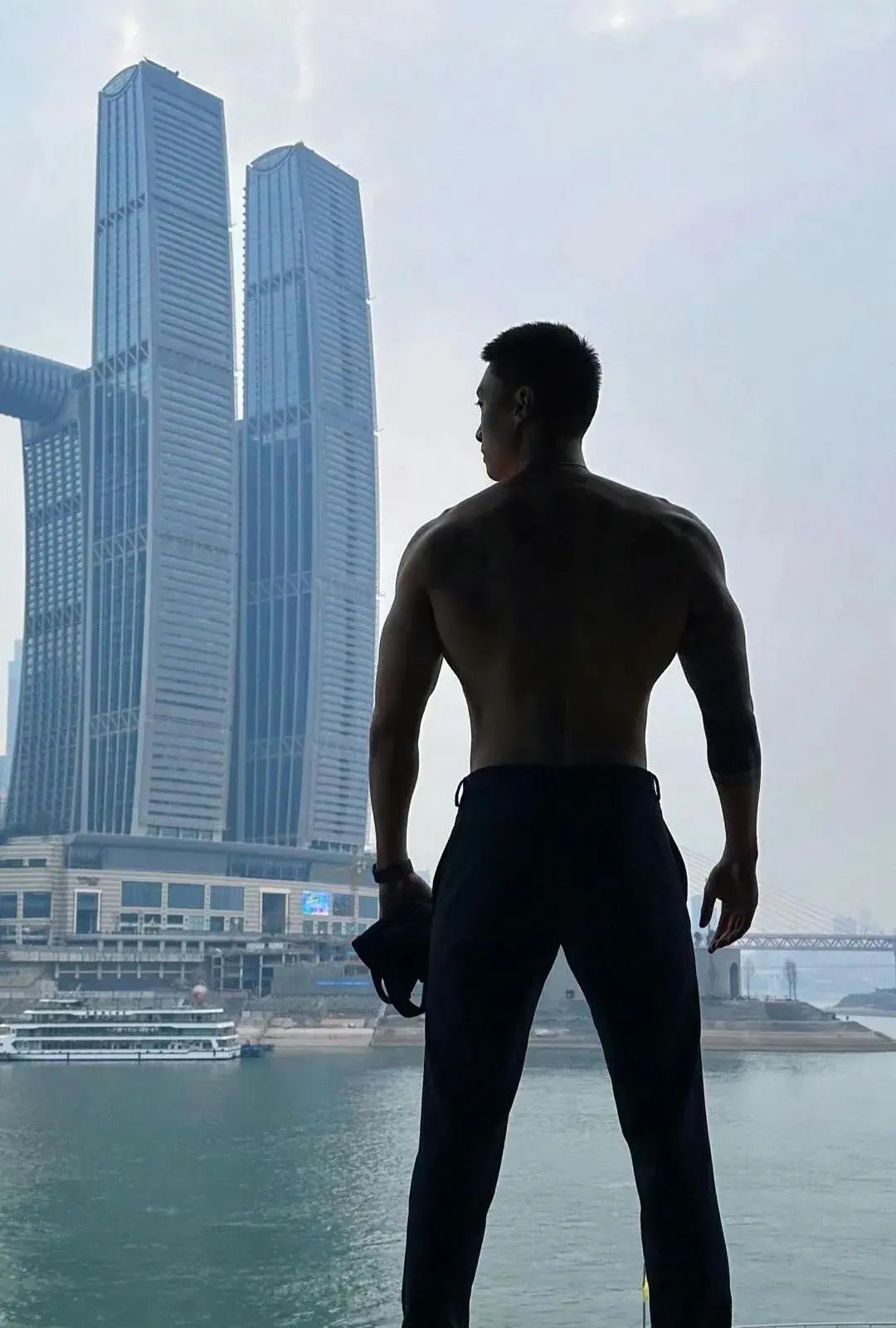 一看就很有性张力！健身型男与萌宠共享温馨时光