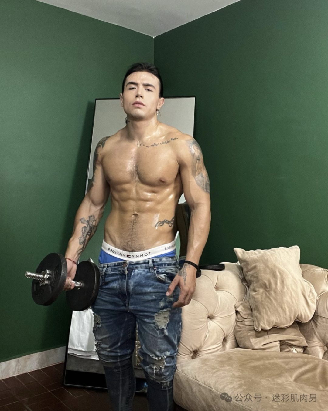 跑马拉松脱衣服的运动男穿灰裤子,大实力藏不住! 跑马拉松脱衣服的运动男穿灰裤子,大实力藏不住!