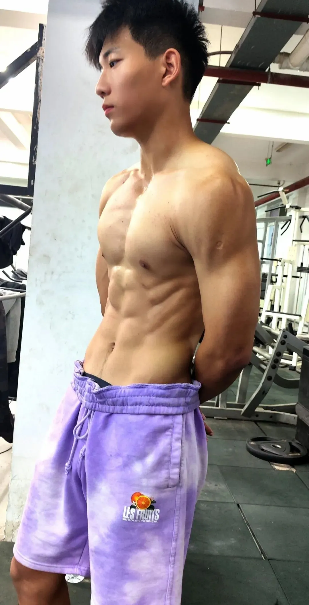 河北体育学院 18 岁男大，浴室自拍秀奶狗腰，这也太撩了！