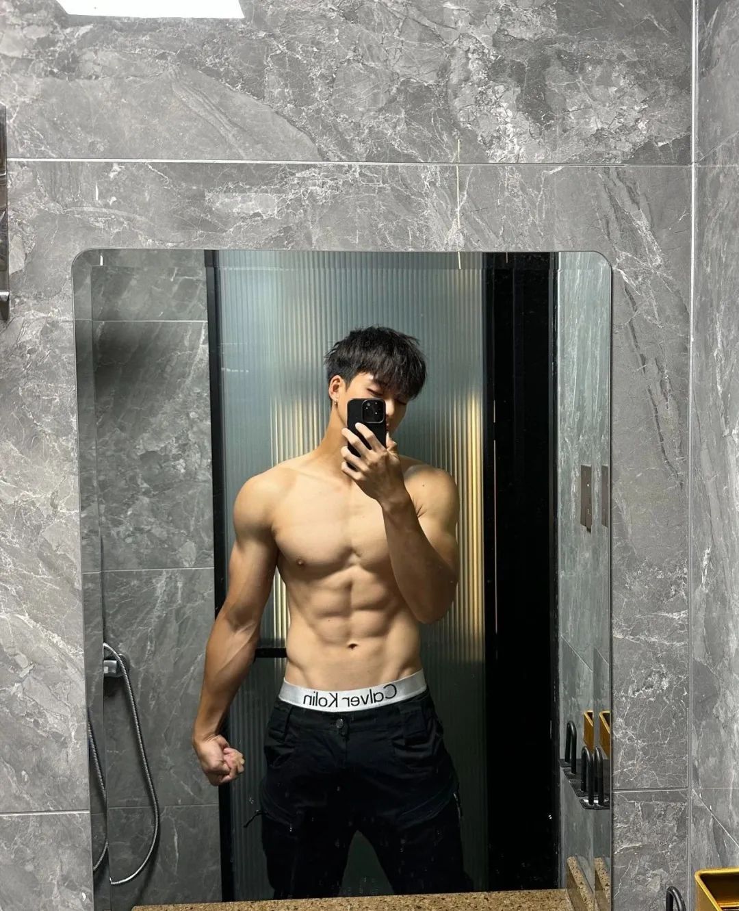 178cm 冷白皮腹肌帅哥，显眼包大！