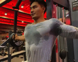 肌肉直男半裸开车走红，大胸器亮了