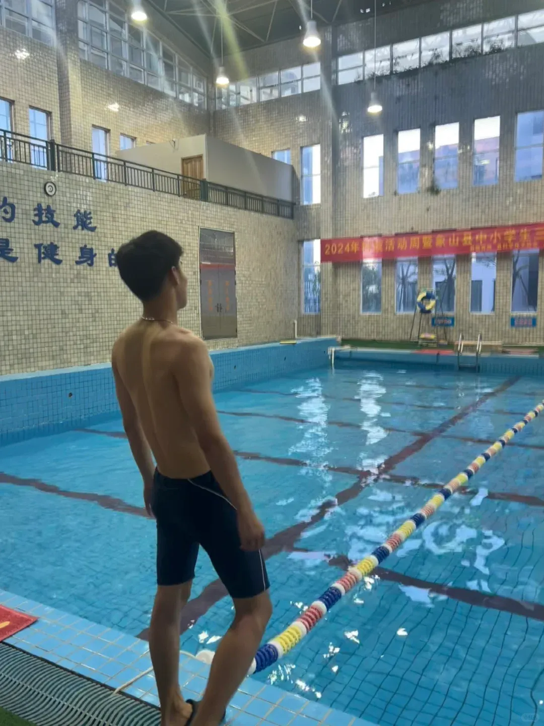 183cm 游泳体育生，帅脸 + 完美腹肌，这身材谁能拒绝？