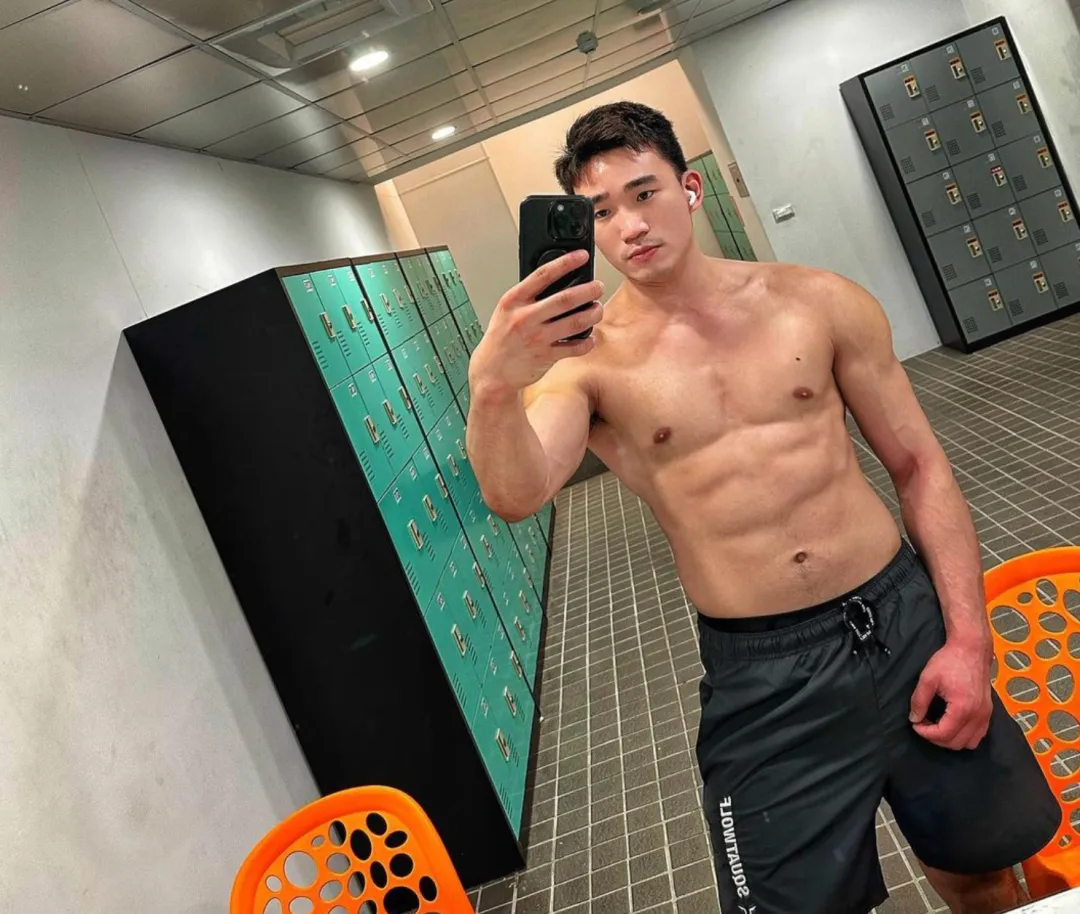 斯文医生平时一本正经，私下的肌肉写真放飞自我
