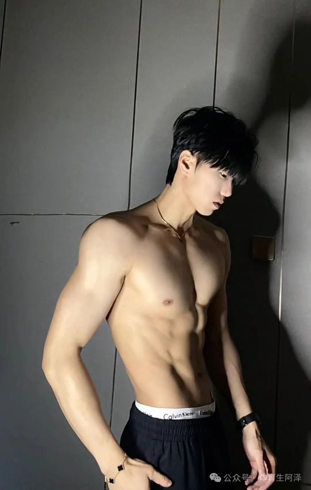 八块腹肌，超绝鲨鱼线，大胸男大体育生重磅来袭.........