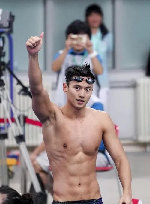 这画面可以看的吗？宁泽涛穿修身白裤子长腿太透啦！