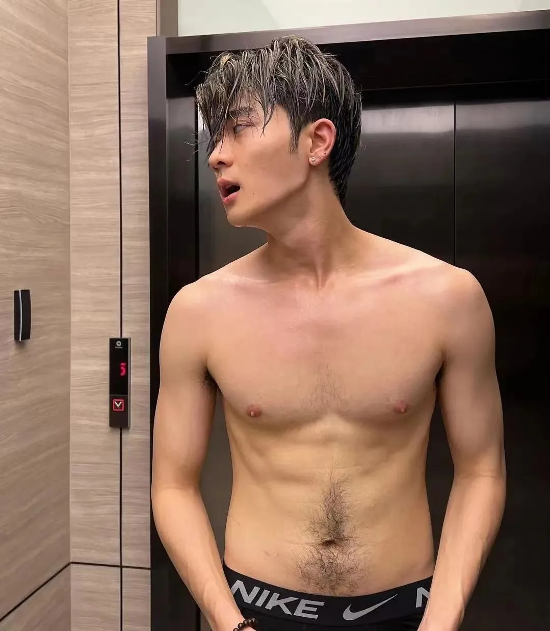 体毛这么旺盛的小鲜肉男演员，在娱乐圈还真是不多见！