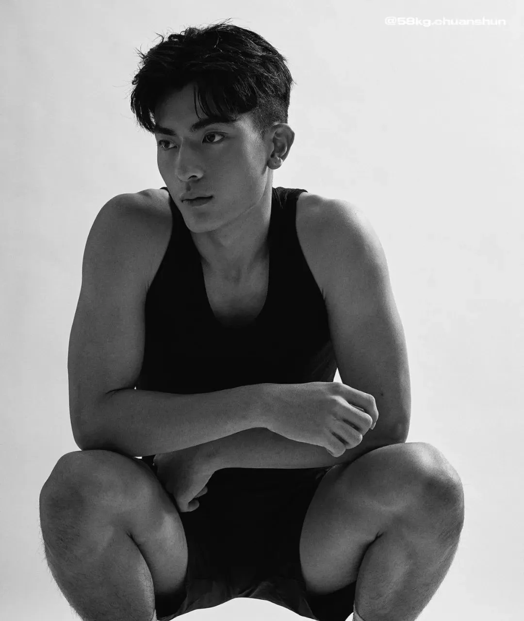 实力强大的 19 岁男模，为了金主又脱了！