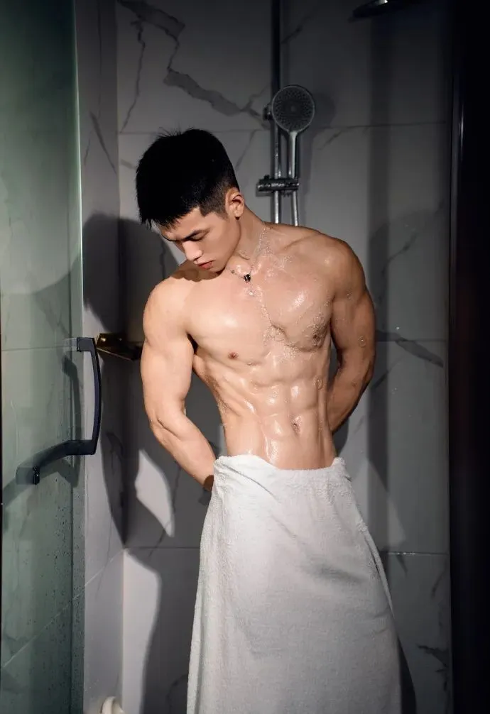 摄影师镜头下的肌肉男沐浴写真