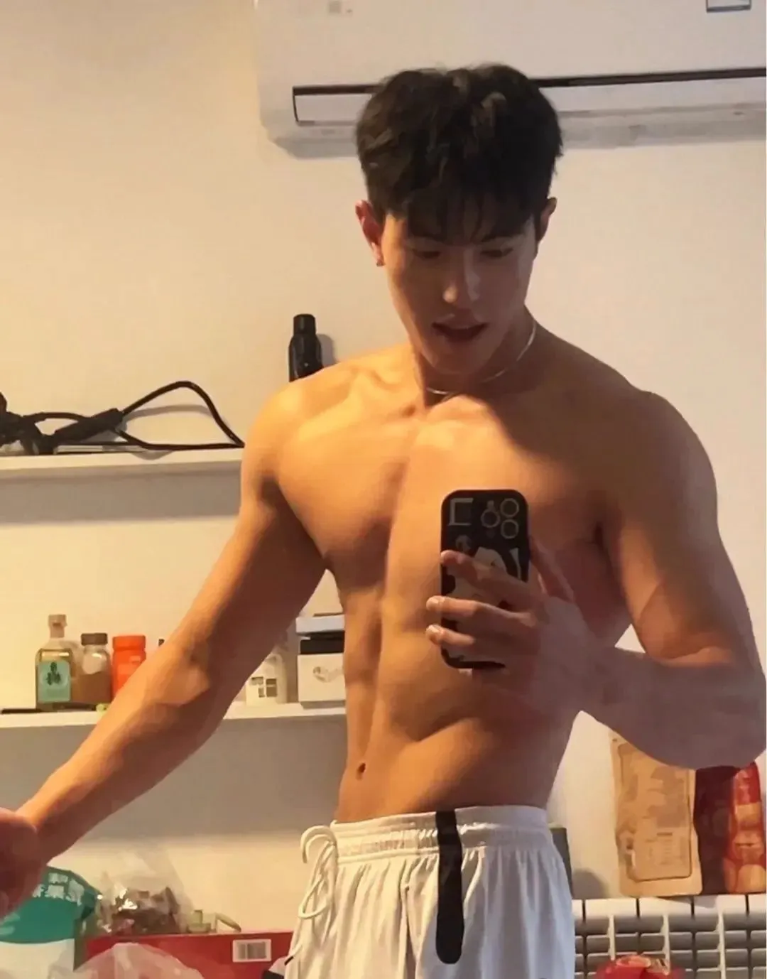 19 岁腱子肉痞帅男孩子的魅力密码，英气颜值 + 健康肤色，看了都想恋爱！
