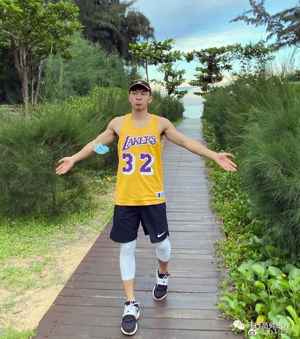 湖工大体育生更衣室换衣服被拍，新疆小伙太招女记者了！
