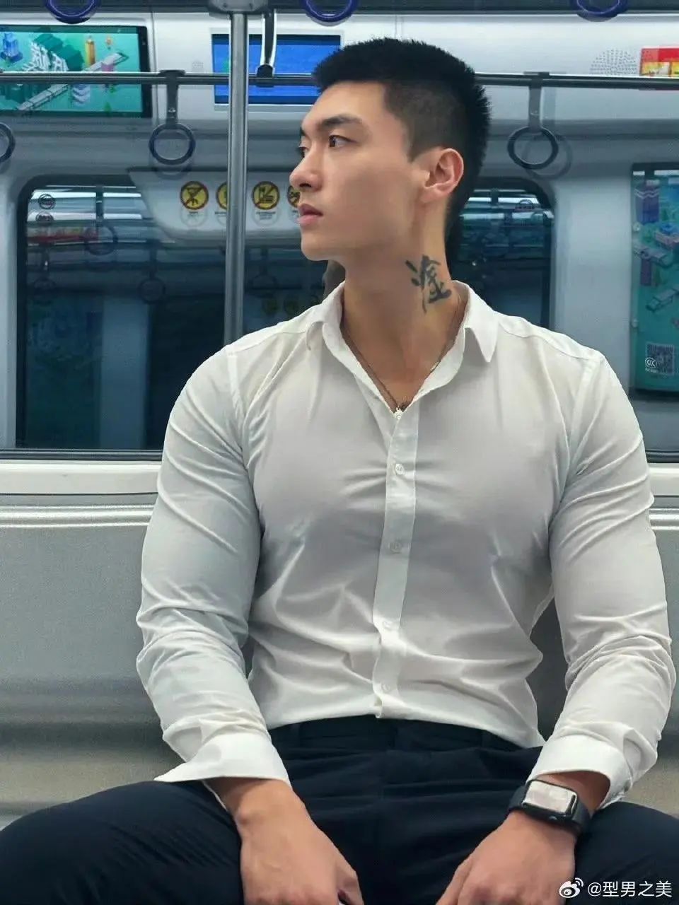 一看就很有性张力！健身型男与萌宠共享温馨时光