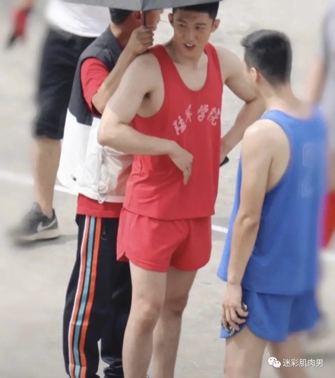 黄景瑜穿西裤大长腿也太凸啦？视频也太好看了！！