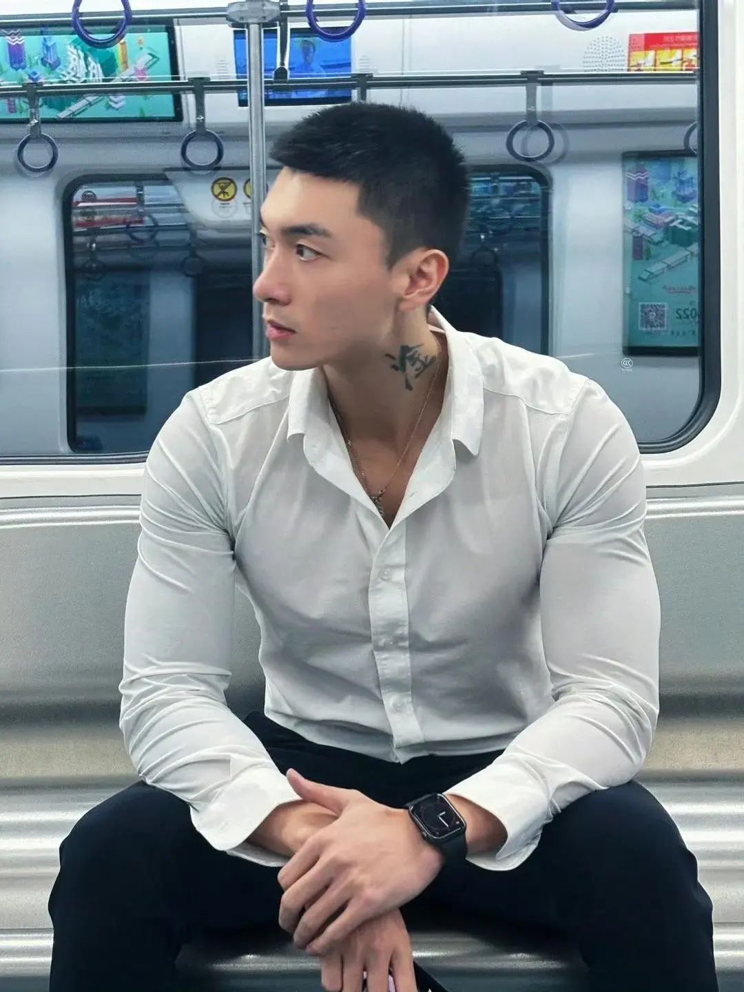 一看就很有性张力！健身型男与萌宠共享温馨时光