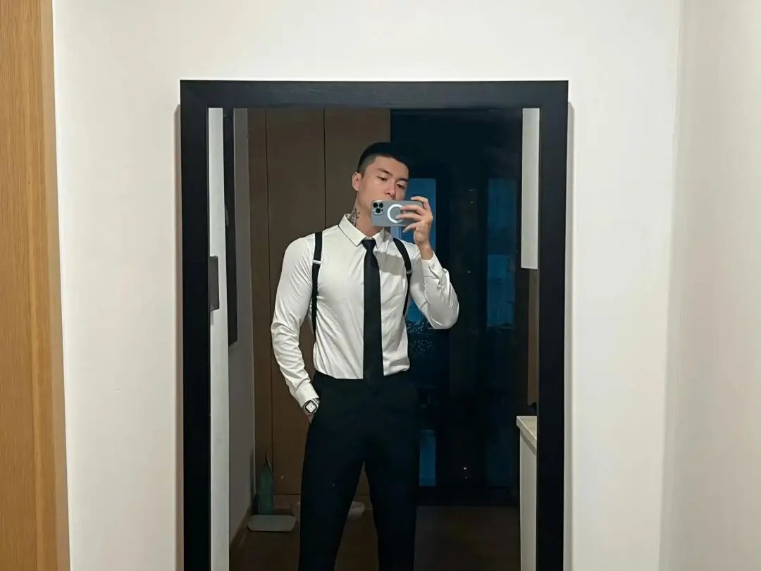 一看就很有性张力！健身型男与萌宠共享温馨时光