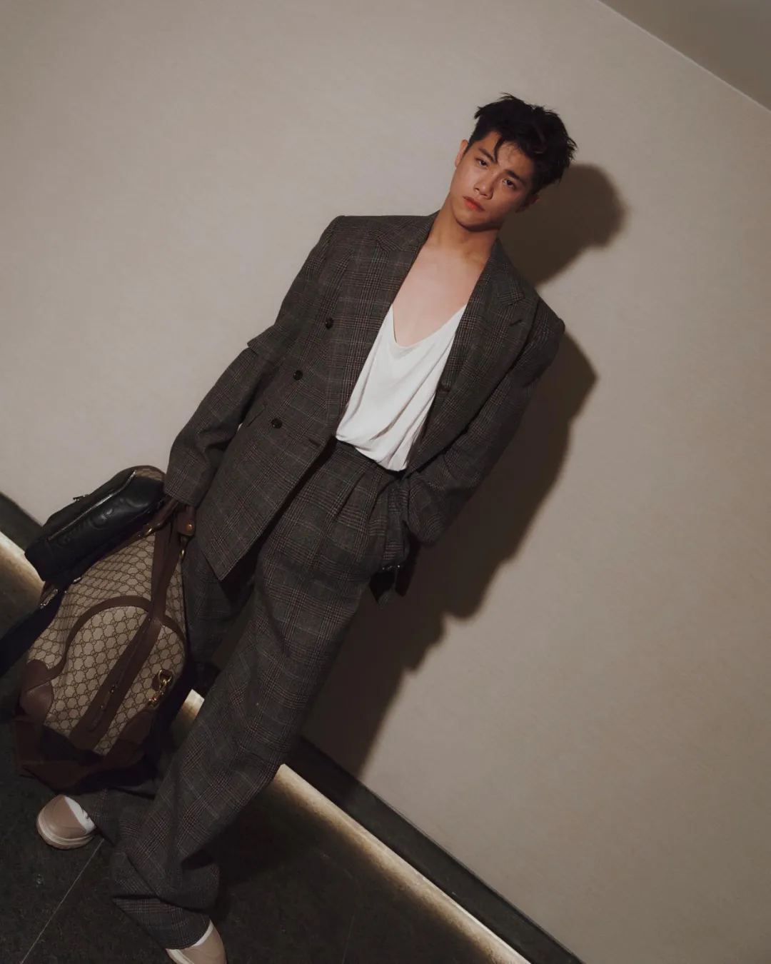 唱歌难听？！穿 CK 爱秀内裤边的男网红翻车了