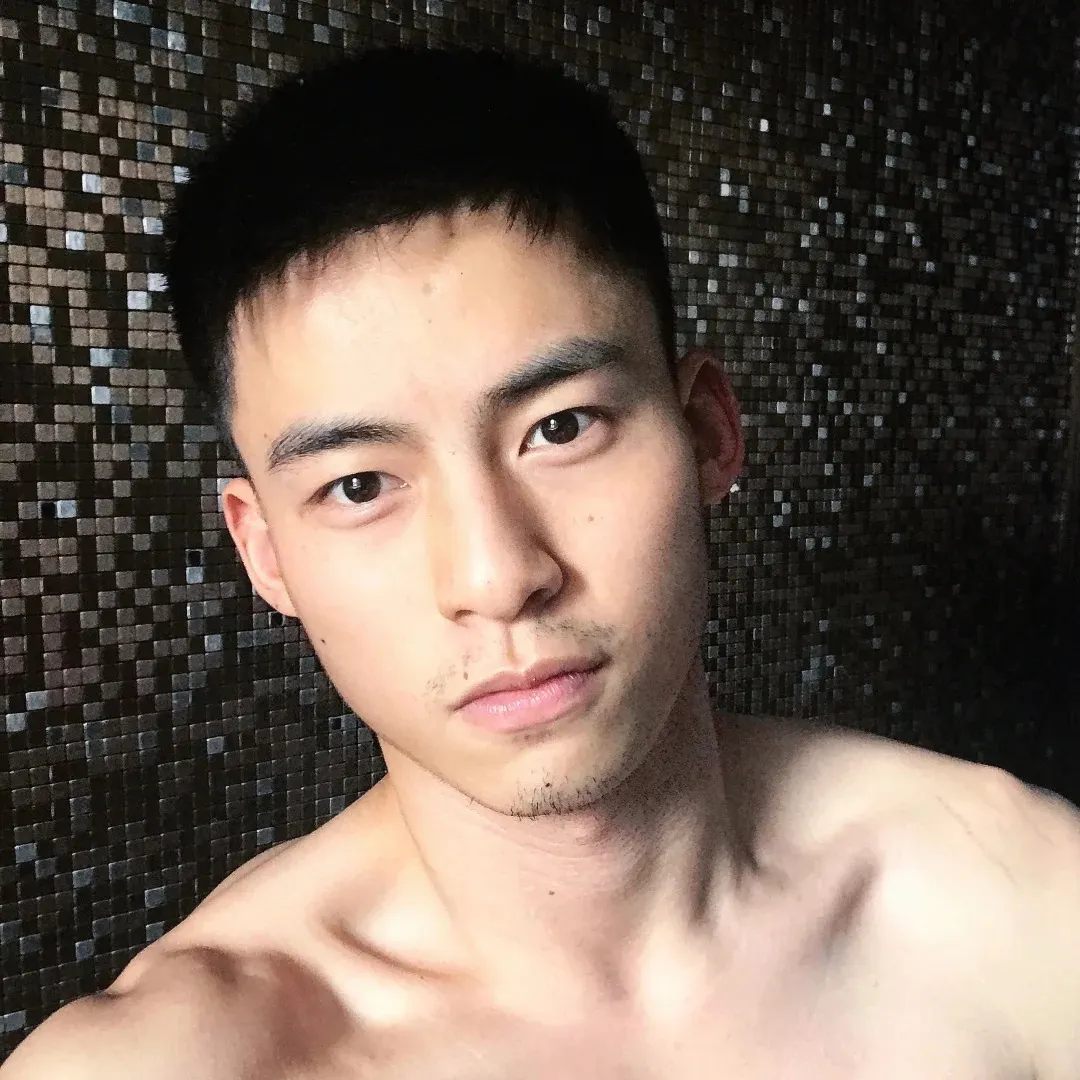 斯文寸头学生 boy 露大 jio 秀胸肌，硬汉形象疑似在卖腐?!
