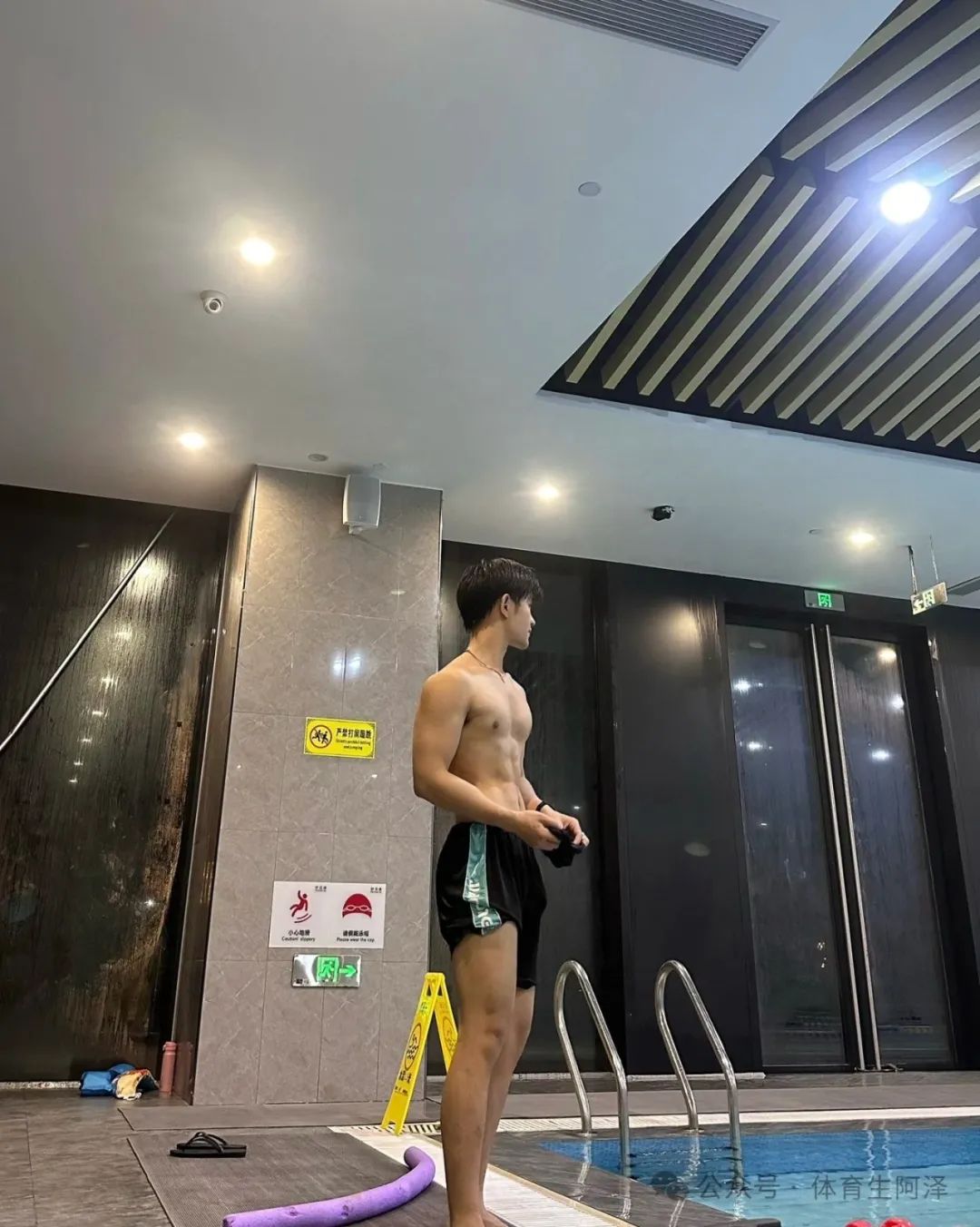 195 游泳队帅哥，白皮腹肌大长腿，不要太诱惑.......