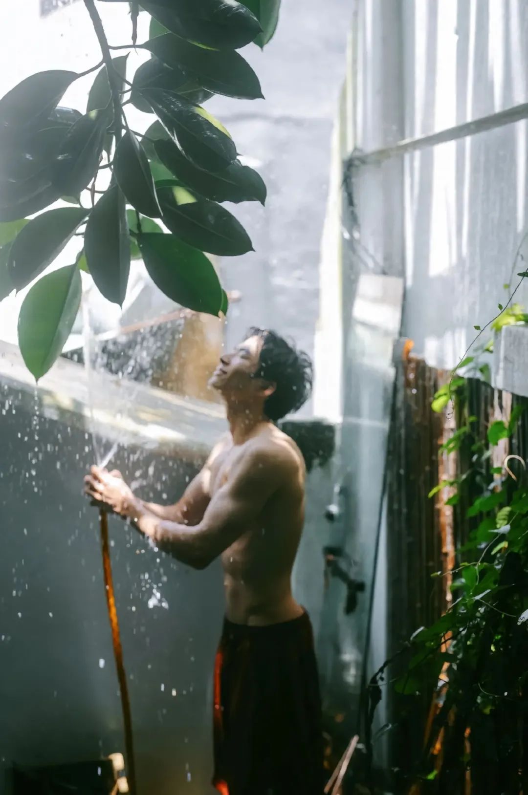 湖南薄肌少年不穿衣服夏日玩水，太美了