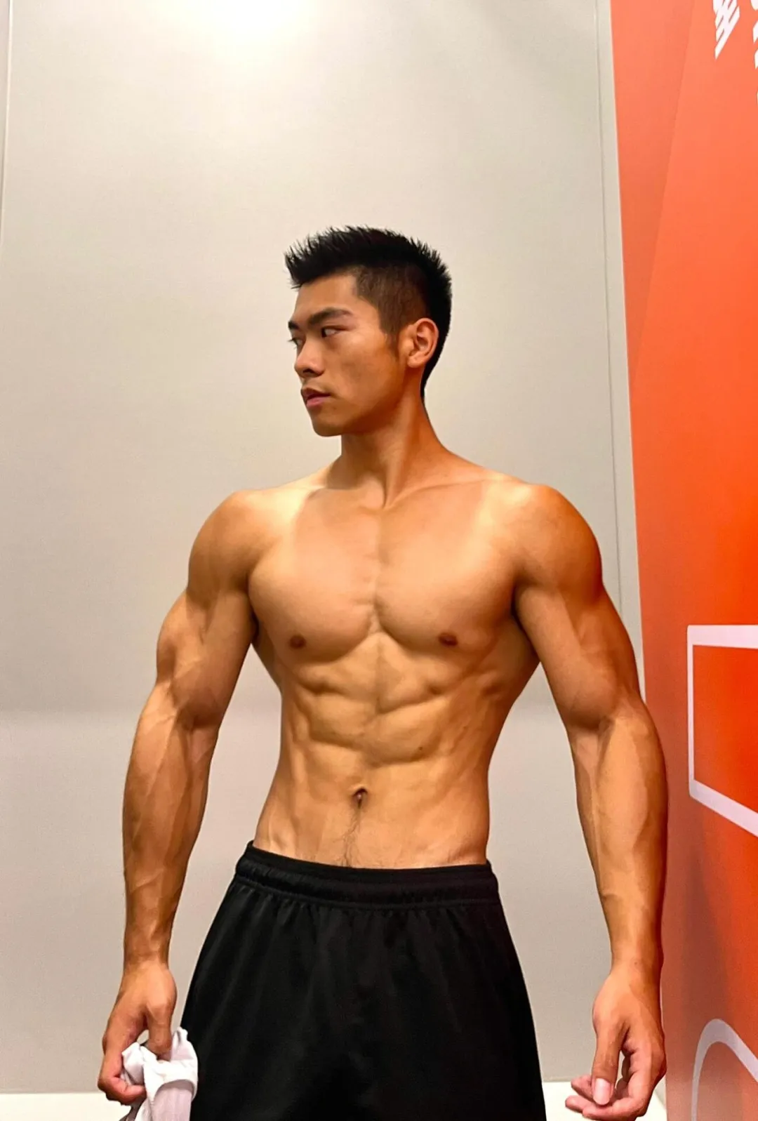 武汉地铁黑皮肌肉男火了！这双粗壮大腿和性感腹肌太绝了